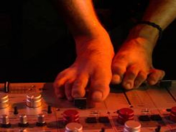 沒有翅膀也能飛HERO. Wings Are Not Necessary To Fly(標題圖檔)